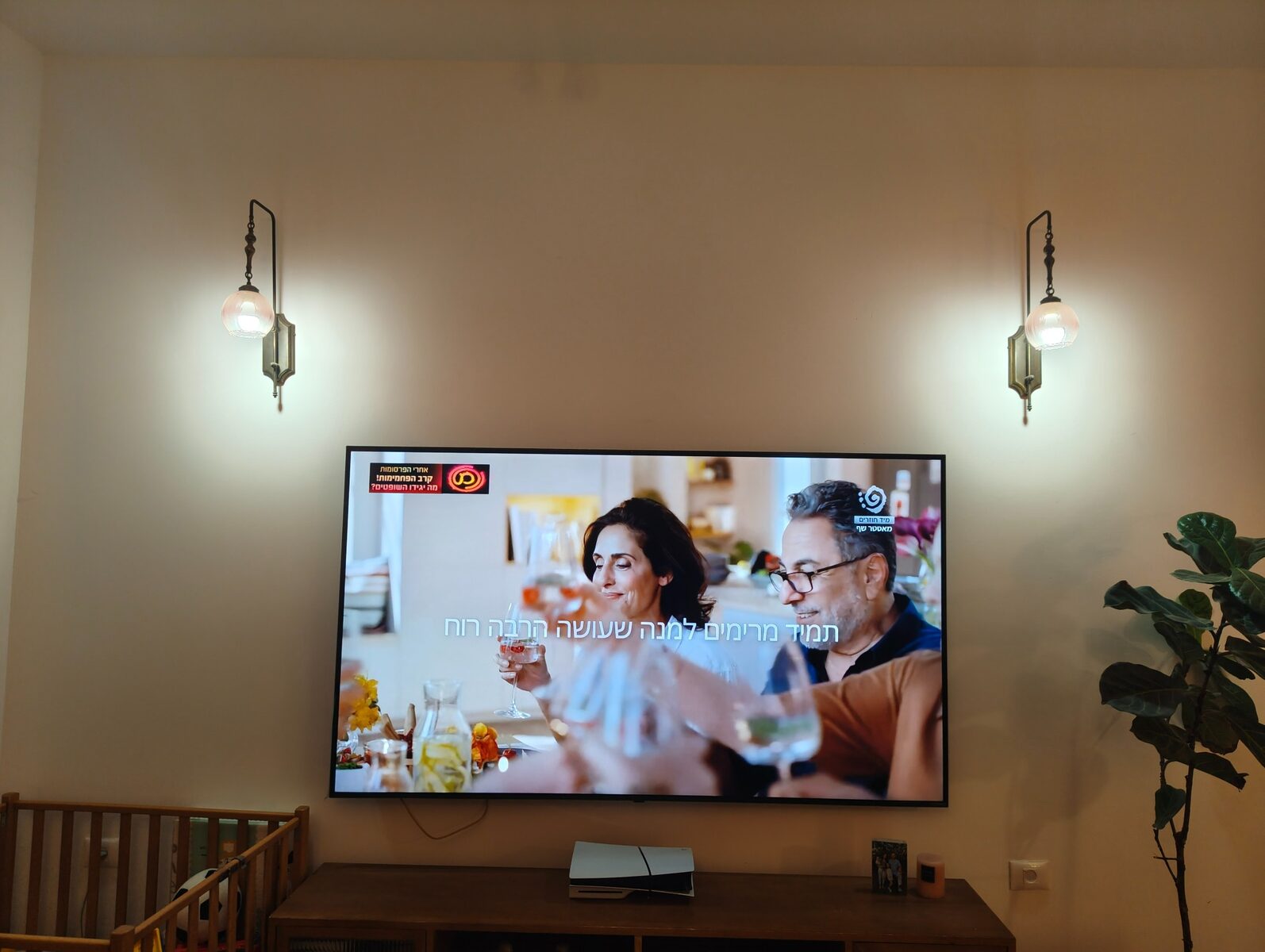 גופי תאורה שהותקנו בסלון